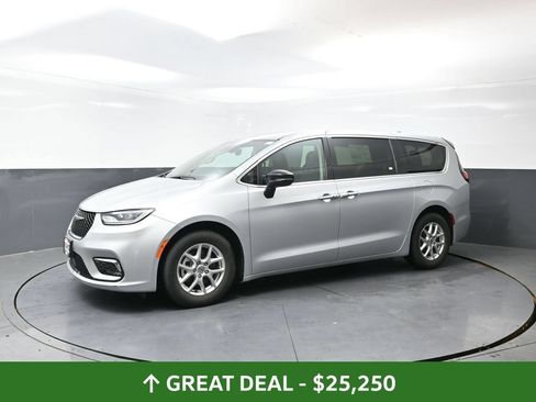 Used 2024 Chrysler Pacifica Touring-L FWD image 11
