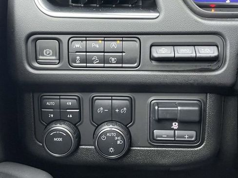 Used 2024 Chevrolet Suburban Premier image 21