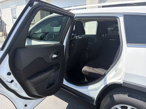 Used 2016 Jeep Cherokee Latitude AWD/4WD image 10