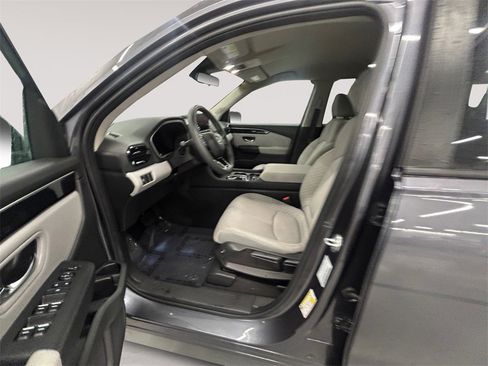 Used 2023 Honda Pilot LX image 9
