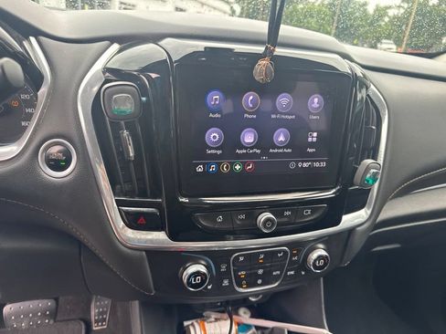 Used 2020 Chevrolet Traverse LT FWD image 2