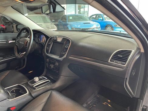 Used 2018 Chrysler 300 Touring image 28