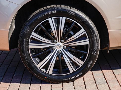 Used 2023 Volvo XC60 B5 Plus w/ Protection Package Premier image 10