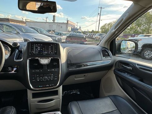 Used 2014 Chrysler Town & Country Touring-L w/ Driver Convenience Group image 27