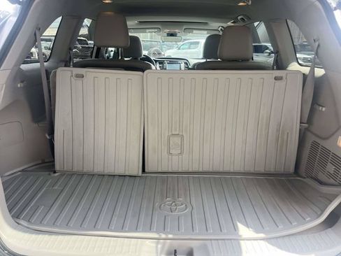 Used 2018 Toyota Highlander XLE AWD/4WD image 12