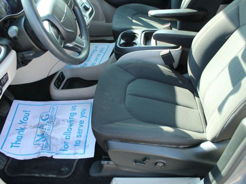 Used 2019 Chrysler Pacifica Touring Plus FWD image 17