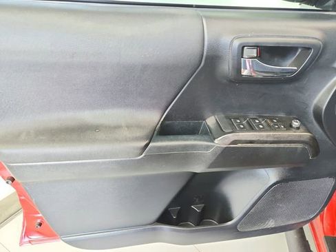 Used 2018 Toyota Tacoma TRD Sport image 32