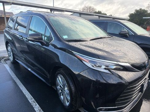 Certified 2023 Toyota Sienna Platinum image 2