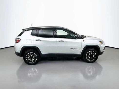 Used 2024 Jeep Compass Trailhawk image 8