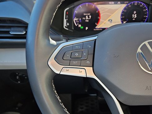 Certified 2022 Volkswagen Taos SEL w/ Panoramic Sunroof Package image 17