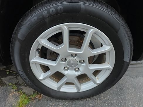 Used 2019 Jeep Renegade Latitude FWD image 28