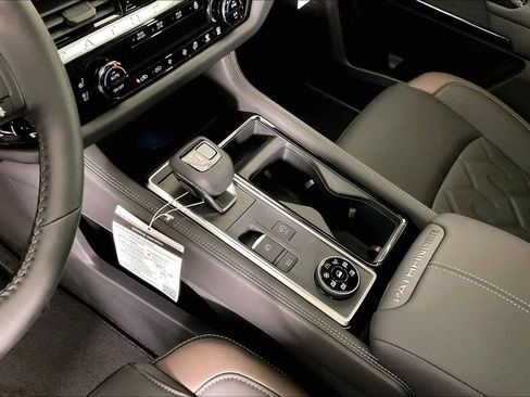New 2026 Nissan Pathfinder Platinum w/ Accent Package AWD/4WD image 11