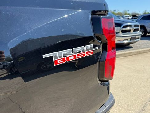 Used 2023 Chevrolet Colorado Trail Boss w/ Technology Package image 11