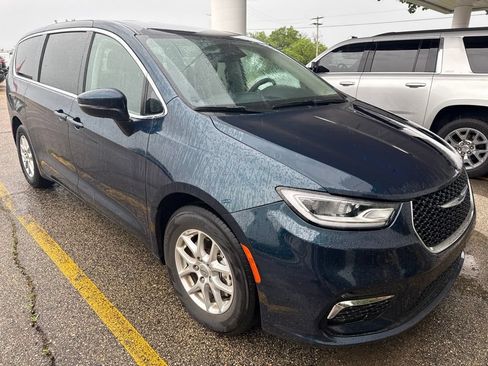 Used 2023 Chrysler Pacifica Touring-L FWD image 3