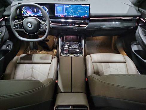 Used 2024 BMW 530i xDrive 530i xDrive w/ Premium Package image 24