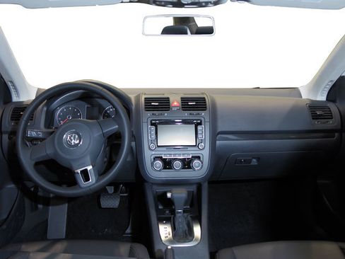 Used 2010 Volkswagen Jetta S FWD image 4