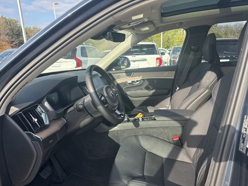 Certified 2025 Volvo XC90 B6 Plus image 19