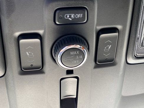 Used 2025 GMC Yukon XL Denali AWD/4WD image 23