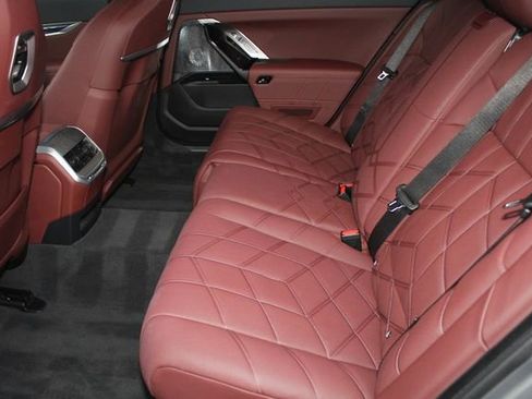 Used 2025 BMW i7 xDrive60 image 25