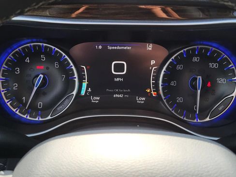 Used 2023 Chrysler Pacifica Limited FWD image 29
