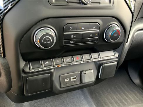 Used 2022 Chevrolet Silverado 1500 Custom image 32