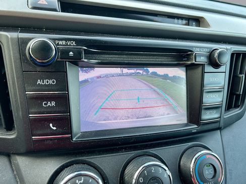 Used 2018 Toyota RAV4 LE FWD image 22