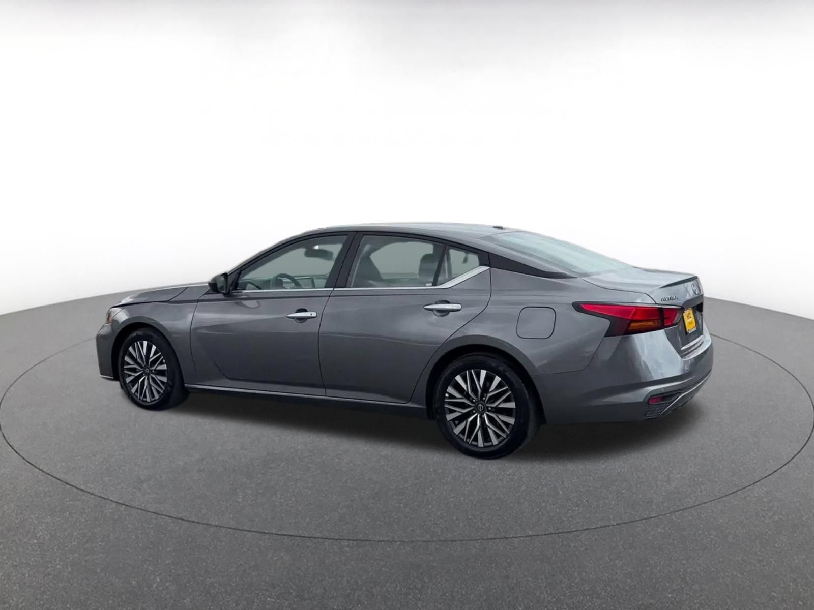 Used 2025 Nissan Altima 2.5 SV FWD image 9