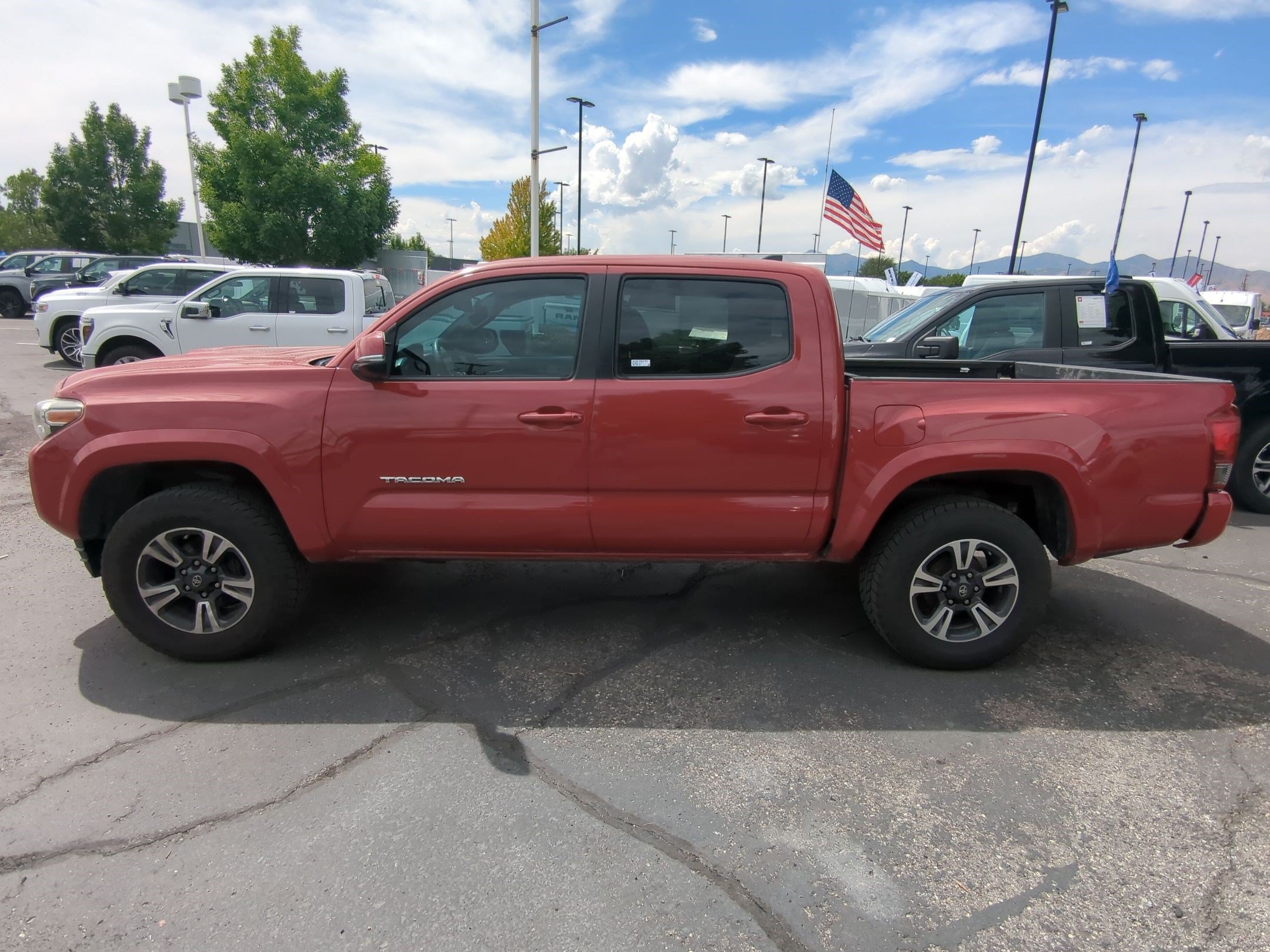 Used 2017 Toyota Tacoma TRD Sport w/ Tow Package (A/T) AWD/4WD image 9