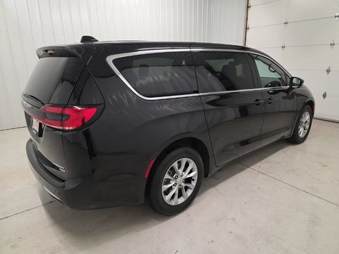 Used 2026 Chrysler Pacifica Limited AWD/4WD image 6