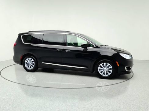 Used 2017 Chrysler Pacifica Touring-L FWD image 7