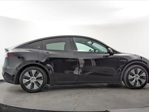 Used 2022 Tesla Model Y Long Range image 8