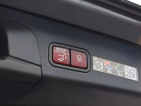 New 2025 Mercedes-Benz GLS 580 4MATIC image 40