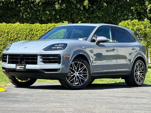 Used 2025 Porsche Cayenne image 1
