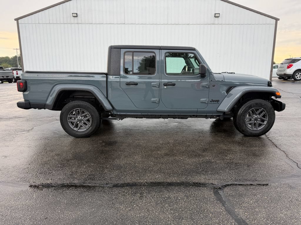 Used 2025 Jeep Gladiator Sport AWD/4WD image 4