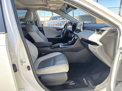 Used 2020 Toyota RAV4 XLE Premium image 33