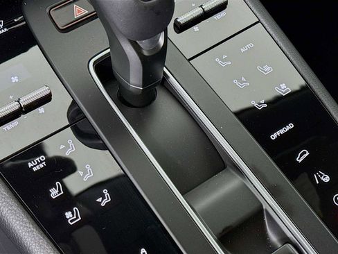 Certified 2025 Porsche Macan T image 22