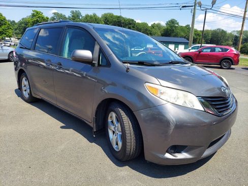 Used 2014 Toyota Sienna LE FWD image 3