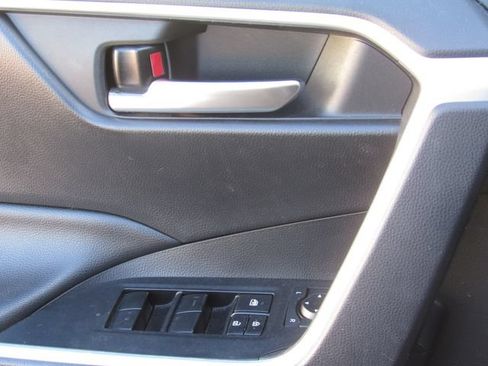 Used 2019 Toyota RAV4 XLE w/ Carpet Mat Package AWD/4WD image 31