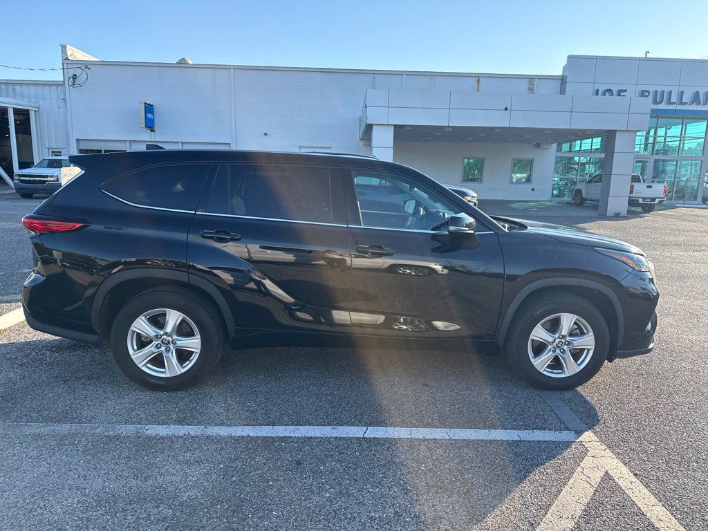 Used 2022 Toyota Highlander LE FWD image 7
