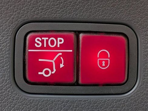 Used 2025 Mercedes-Benz GLC 300 4MATIC image 18