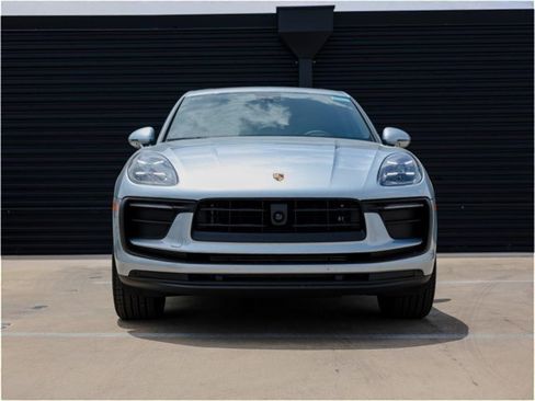 Certified 2025 Porsche Macan AWD/4WD image 10