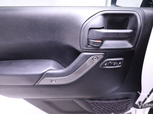 Used 2013 Jeep Wrangler Unlimited Sport image 17