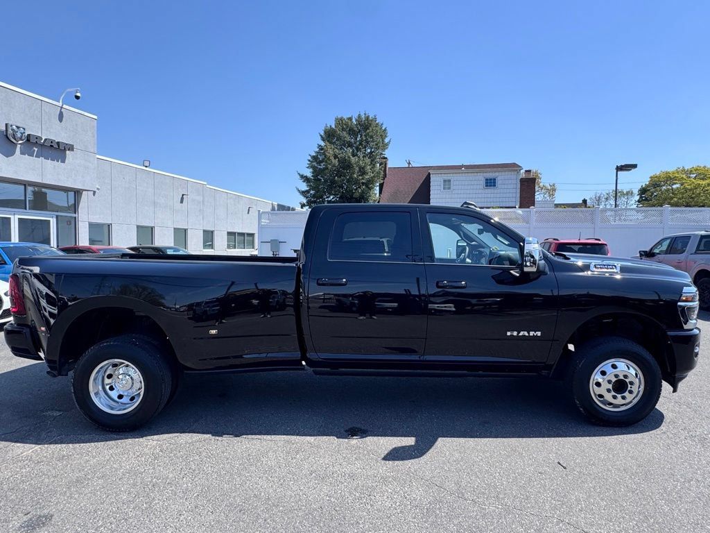 Used 2025 RAM 3500 Limited AWD/4WD image 9