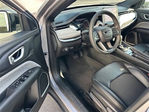 Used 2024 Jeep Compass Latitude image 9