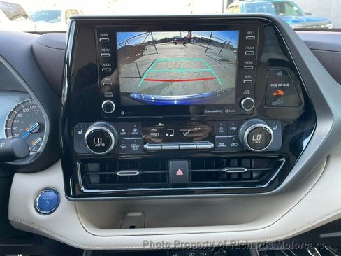 Used 2022 Toyota Highlander XLE image 15
