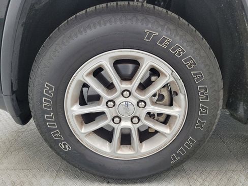 Used 2019 Jeep Grand Cherokee Laredo AWD/4WD image 31