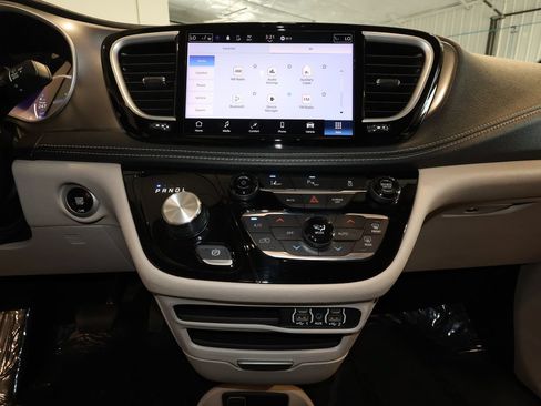 Used 2023 Chrysler Pacifica Touring-L FWD image 15