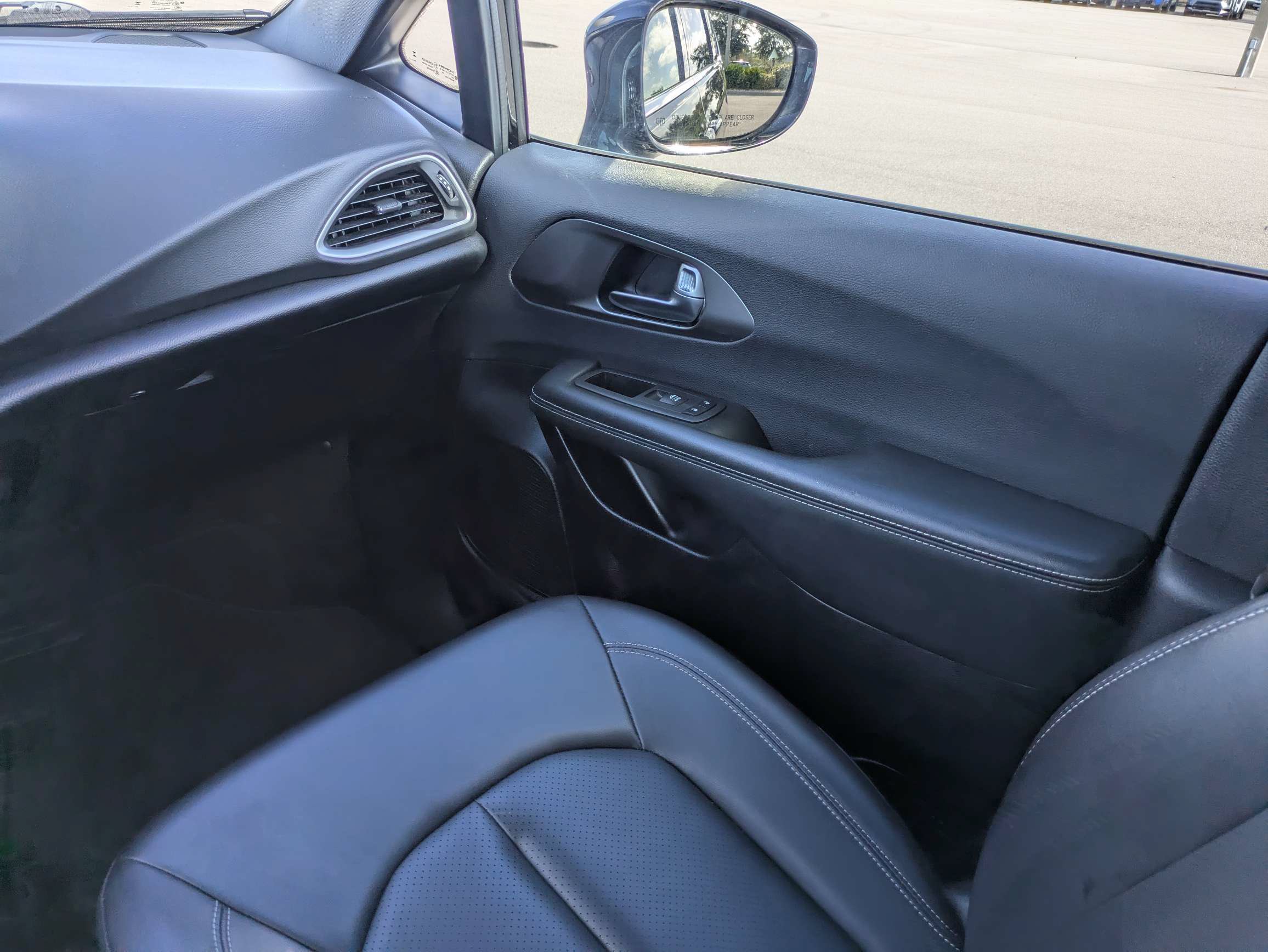 Used 2025 Chrysler Pacifica Select FWD image 17