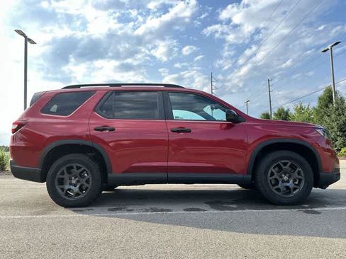 Used 2024 Honda Pilot TrailSport image 3