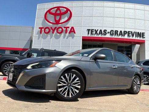 Used 2023 Nissan Altima 2.5 SV FWD image 2